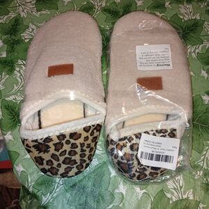 Leopard Print Women's Athmile Slippers Size 9.5
